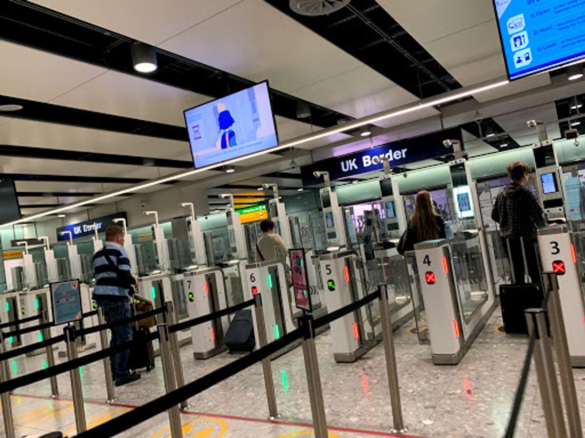 ヘルシンキから約3時間ほどでイギリスのヒースロー空港へ到着しました。
ヒ...