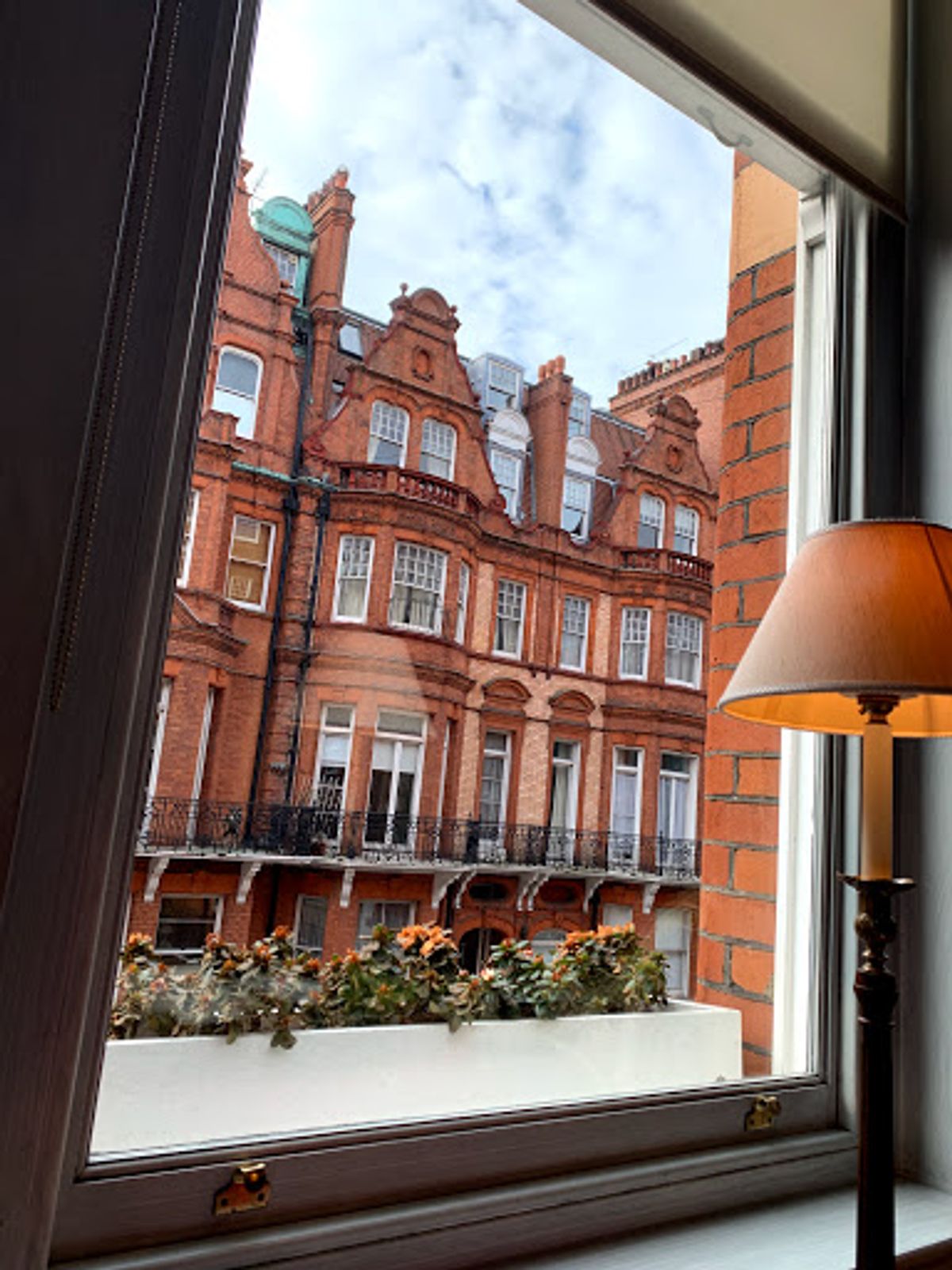 チェルシーにあるホテルに4泊しました。

窓から見える景色。とにかく建...