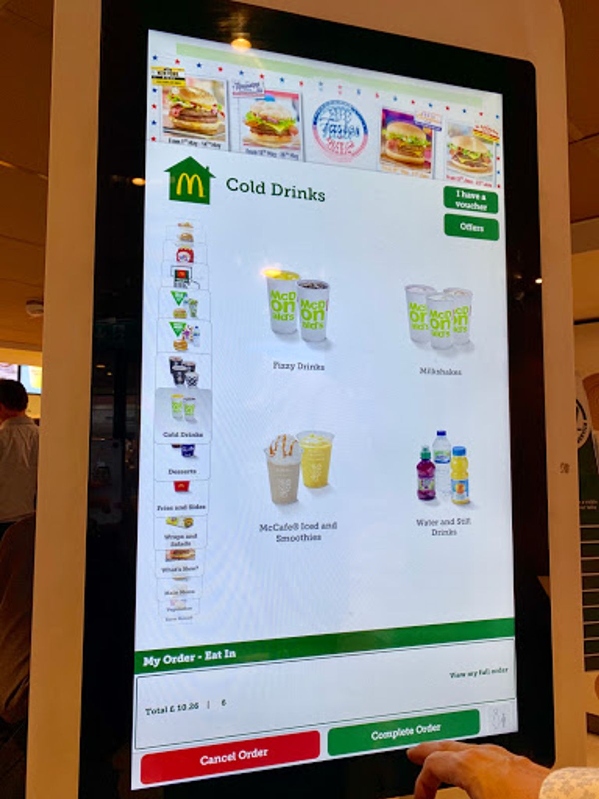 夜ご飯をどうしようかと外に出たけど疲れたので結局近くにあったマクドナルドへ...