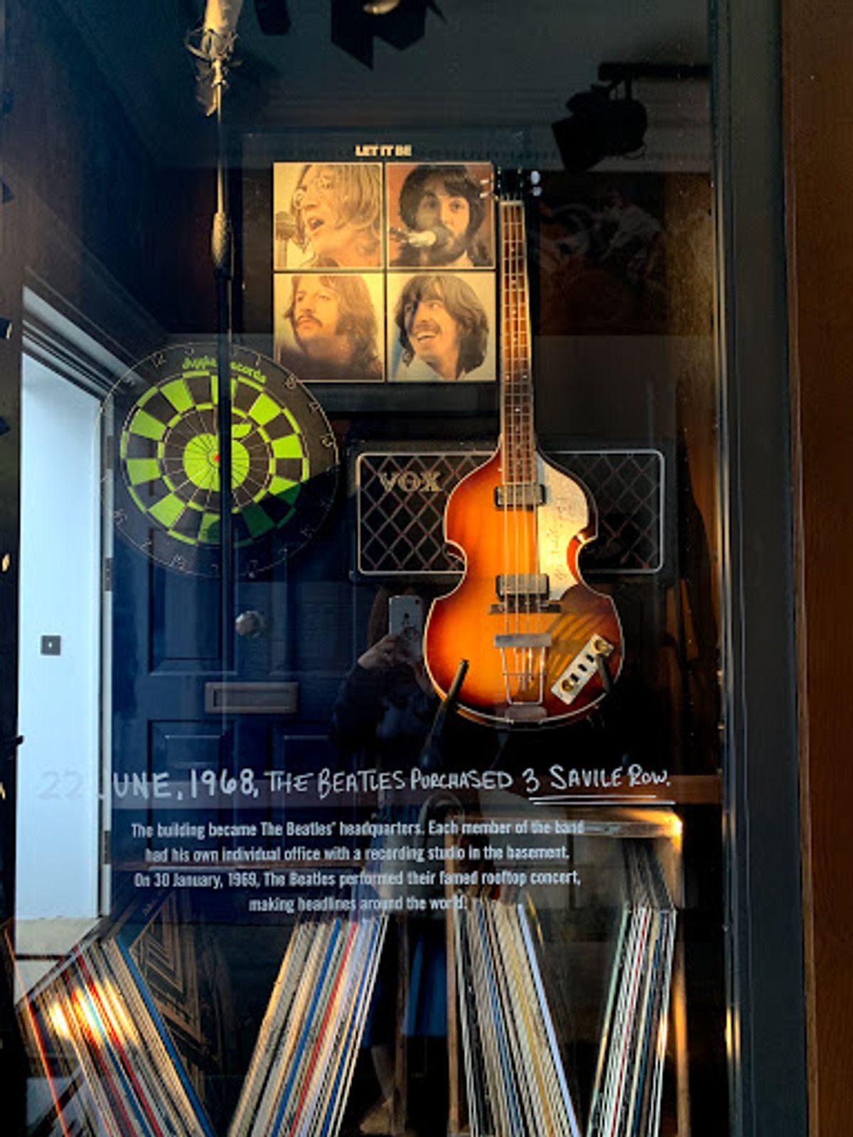 ビートルズの最後のライブ「ルーフトップ・コンサート」が行われた場所へ。
...