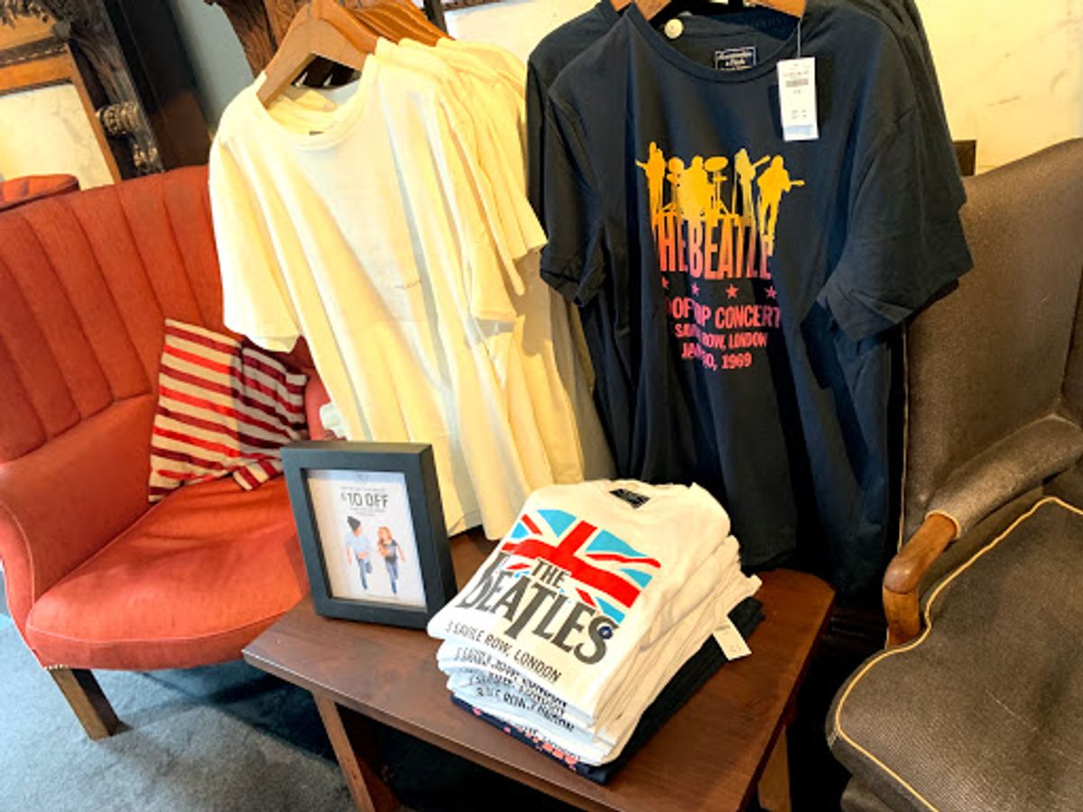 ビートルズの最後のライブ「ルーフトップ・コンサート」が行われた場所へ。
...