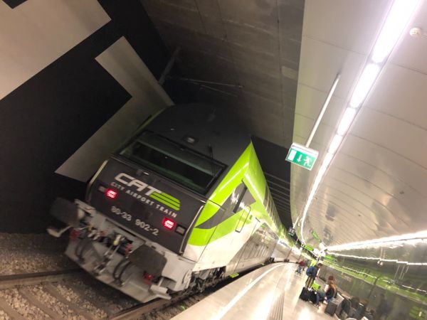 オーストリア・ウィーン「ヨーロッパ周遊」の写真：空港からは電車で移動しました。
自販機で...