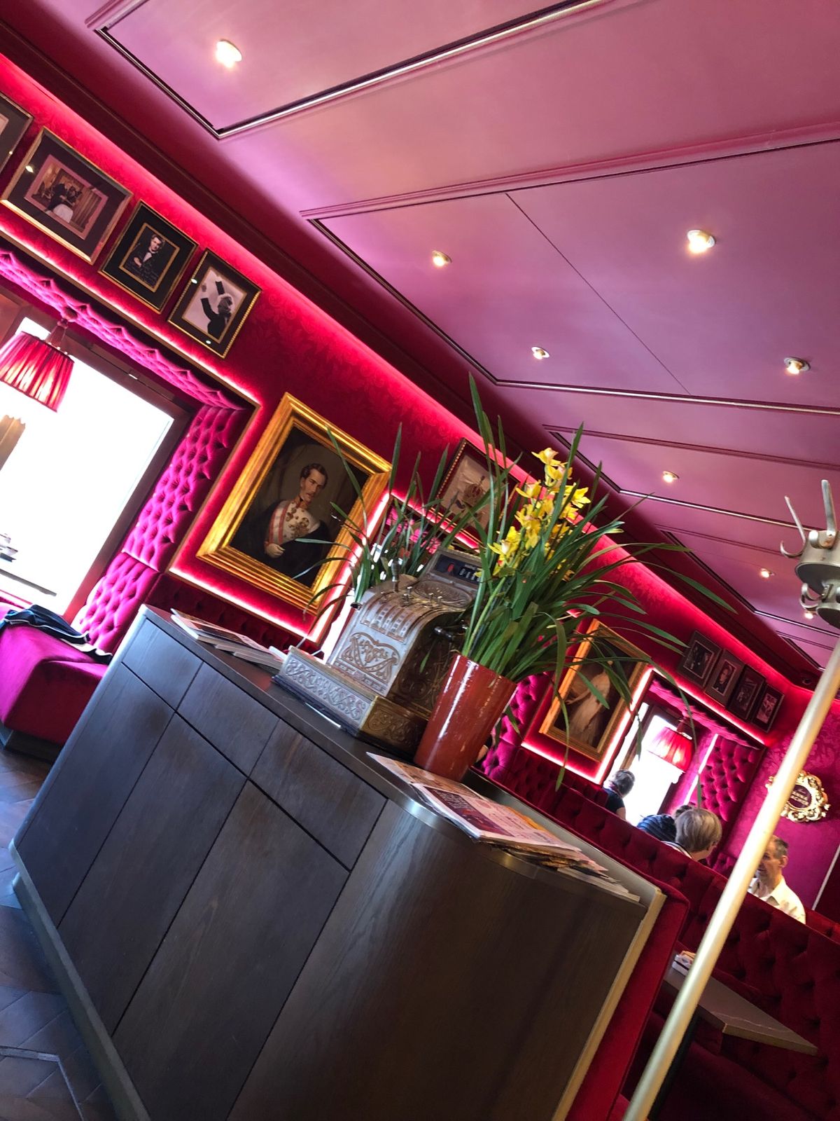 本場のザッハトルテをいただきました♡
ウィンナーコーヒー頼みそびれたことは...