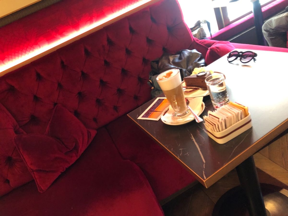 本場のザッハトルテをいただきました♡
ウィンナーコーヒー頼みそびれたことは...