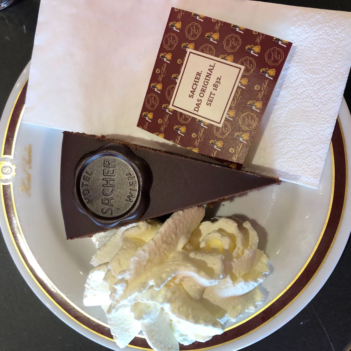 本場のザッハトルテをいただきました♡
ウィンナーコーヒー頼みそびれたことは...