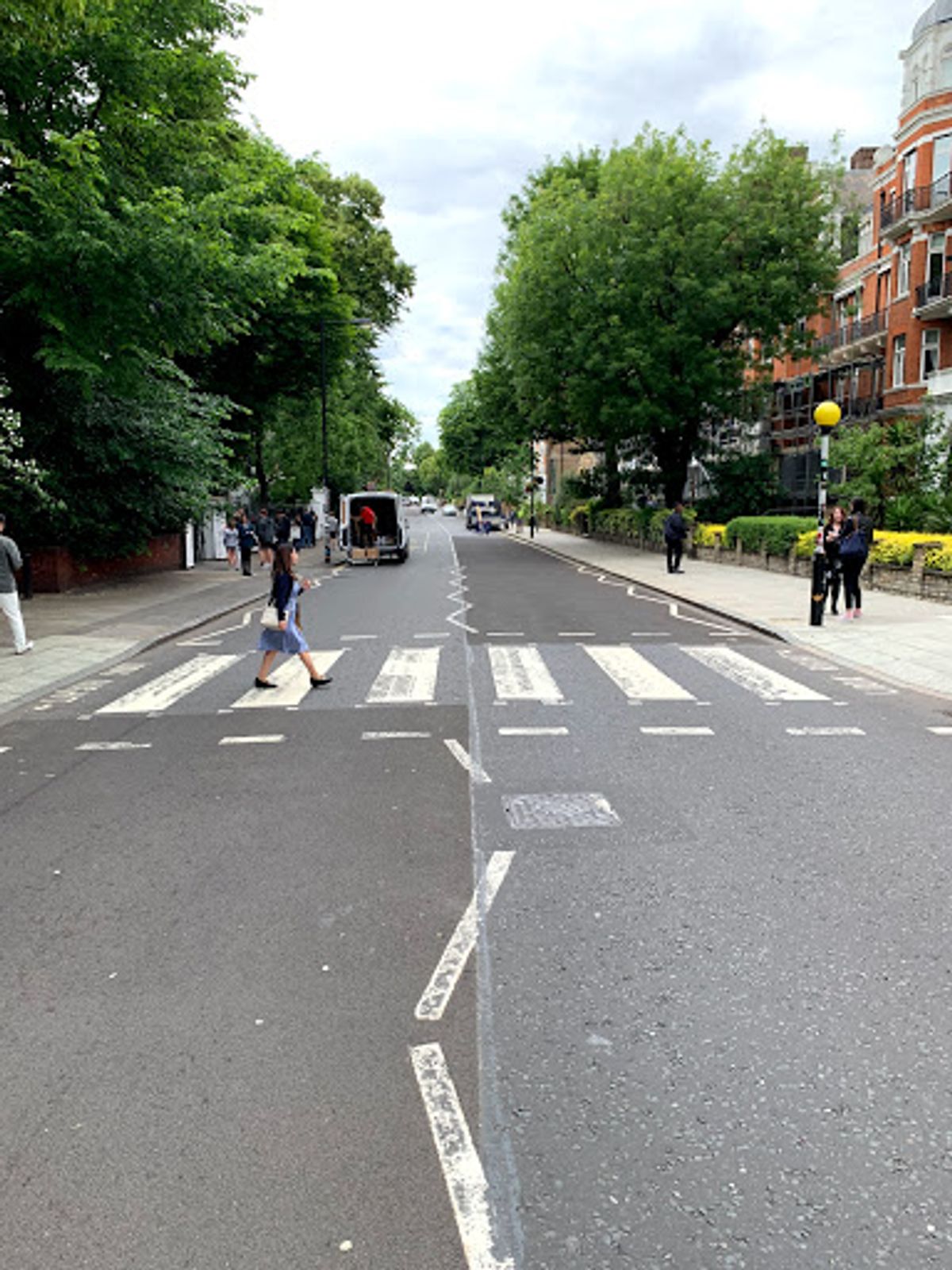 アビーロード 
普通の道路なのであのジャケットのように横から撮るのは車道...