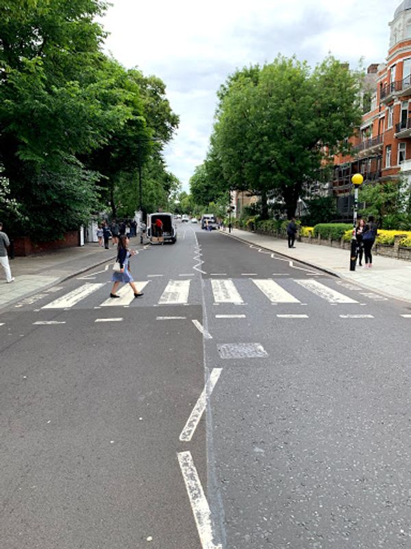 イギリス(英国)・London「イギリス旅行」の写真:アビーロード 
普通の道路なのであのジ...