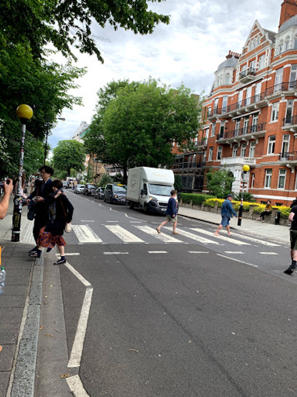 アビーロード 
普通の道路なのであのジャケットのように横から撮るのは車道...
