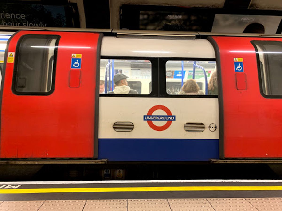 地下鉄 underground
ロンドンの地下鉄はtubeと呼ばれていて...