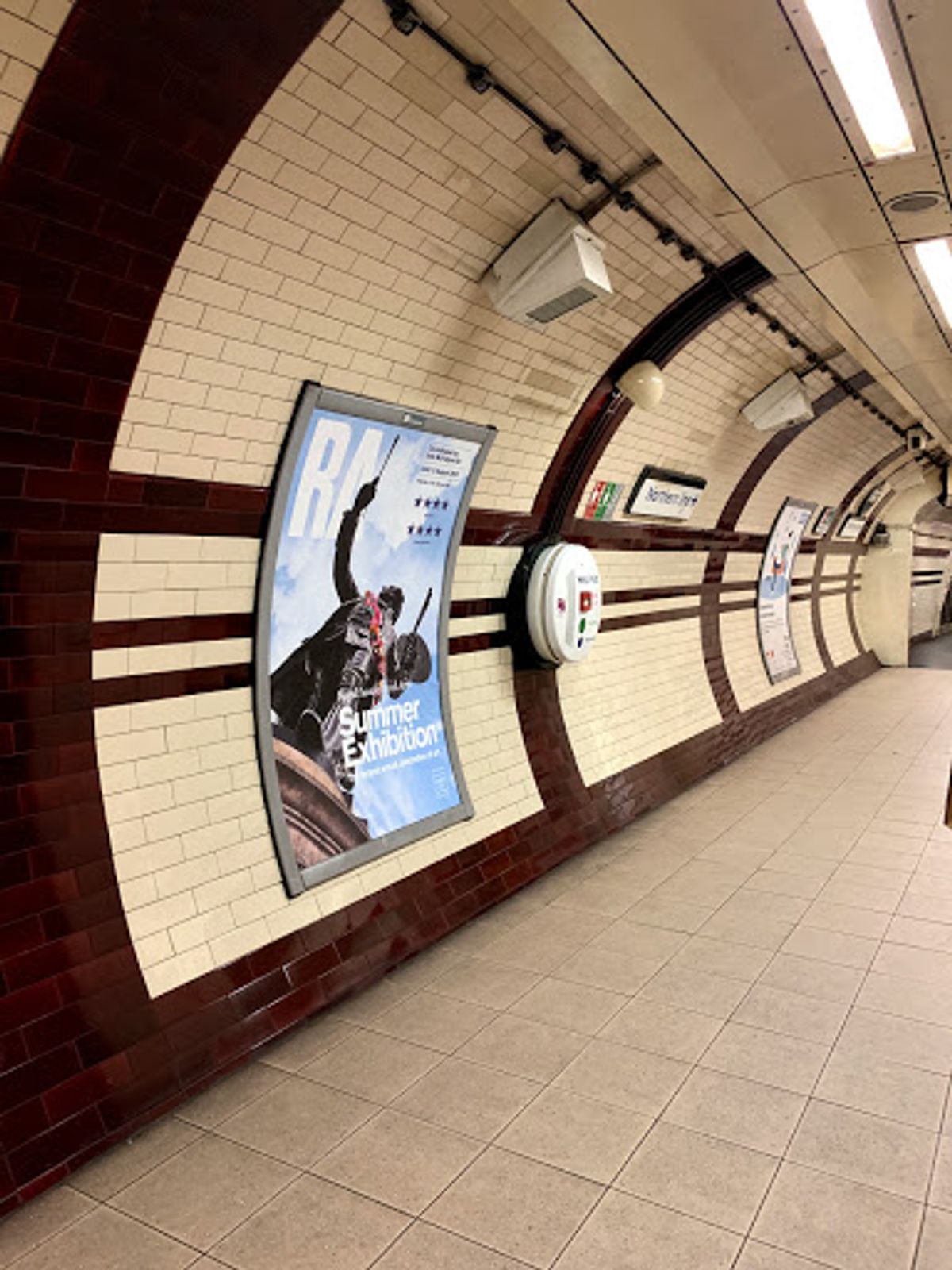 地下鉄 underground
ロンドンの地下鉄はtubeと呼ばれていて...