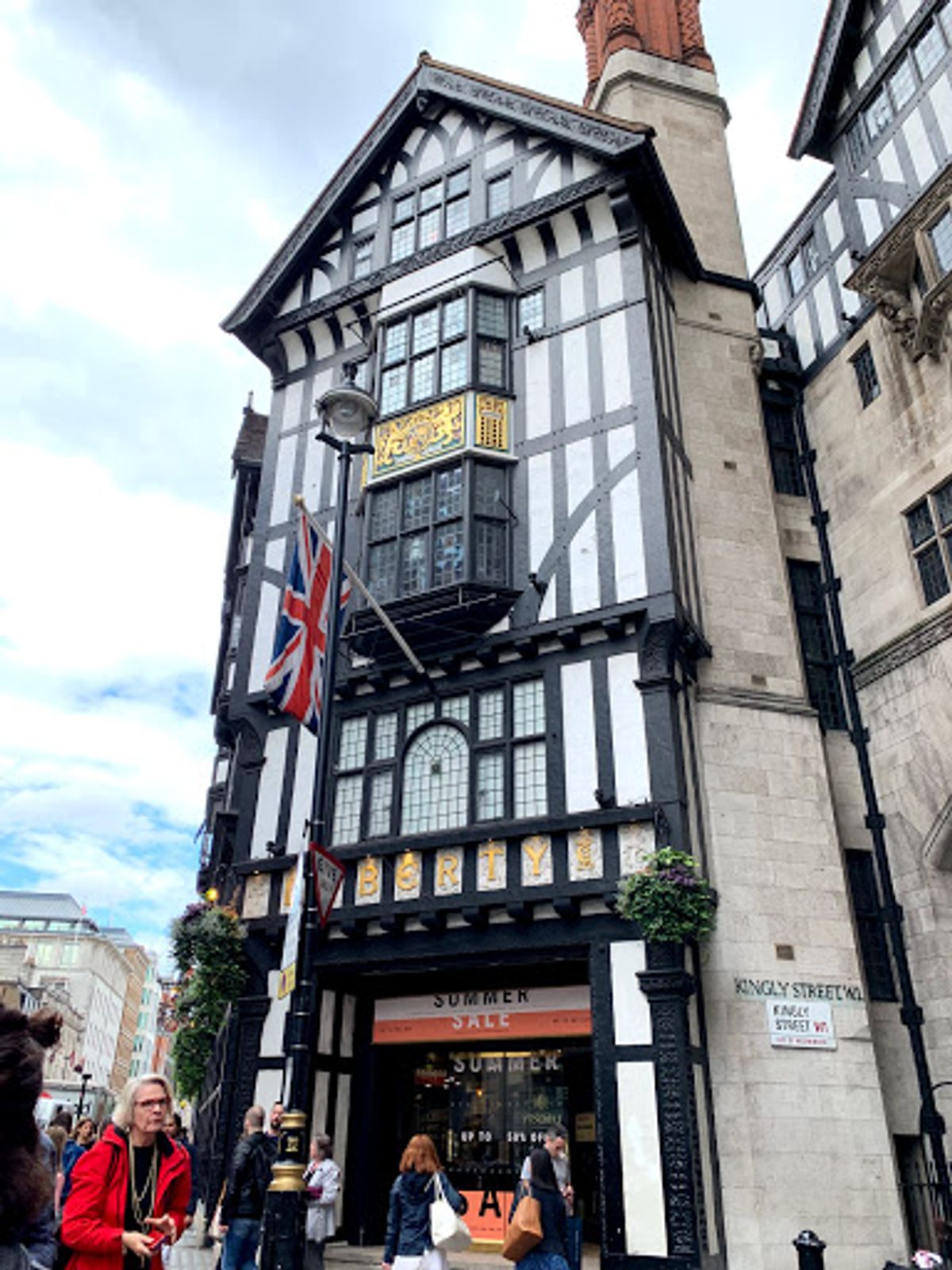 ロンドンの老舗百貨店 リバティ百貨店
リバティプリントが好きな友人がいるの...