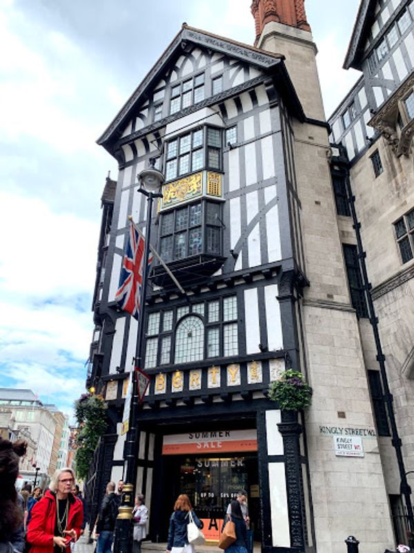 イギリス(英国)・London「イギリス旅行」の写真:ロンドンの老舗百貨店 リバティ百貨店
リ...