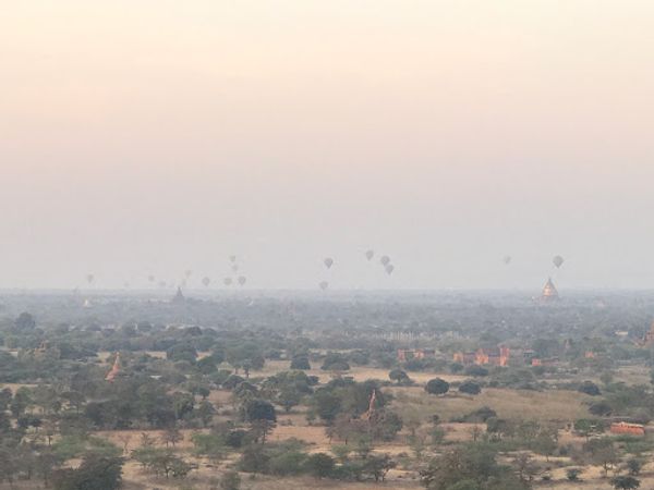 ミャンマー・ヤンゴン「甥と妹とミャンマー・バガン遺跡の旅」の写真：日が上がってきて、タワーの上をぐるっと回...