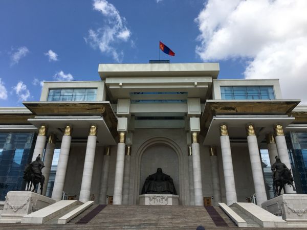 モンゴル国・ウランバートル、テレルジ国立公園「モンゴル、鶴竜優勝おめでとうの旅」の写真：スフバートル広場、亀石、馬