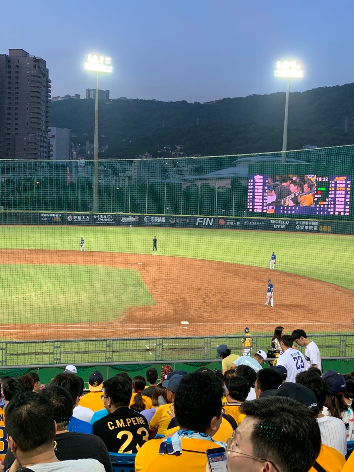 1つ目の大目的。
天母棒球場で野球観戦。中信兄弟(ヂョンシン=ションデイ...