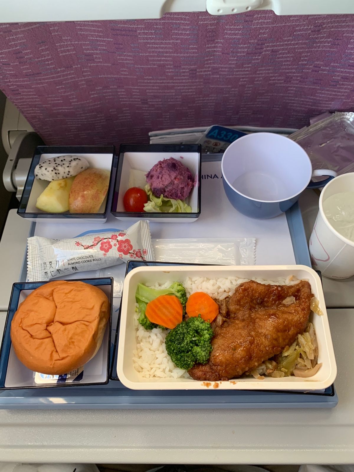 帰りの機内。
今度は早めの夕食として機内食。
メインは排骨飯。機内食と...