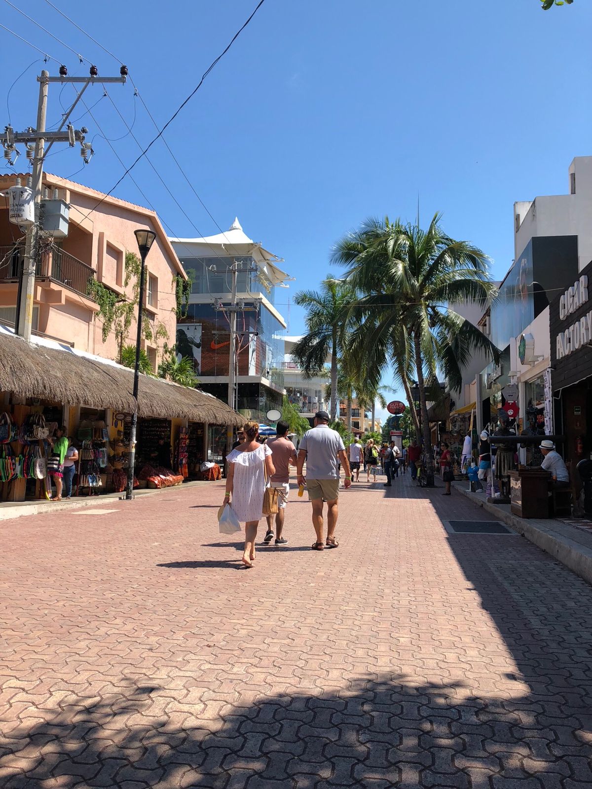 プラヤデルカメルン
コンパクトな港町
ショッピングモール、レストラン、バー...