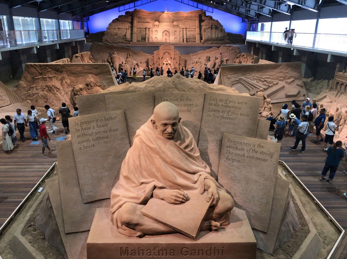 初の山陰旅行。
かつてスタバは無いけど砂場はあると言われた鳥取砂丘へ。砂の...