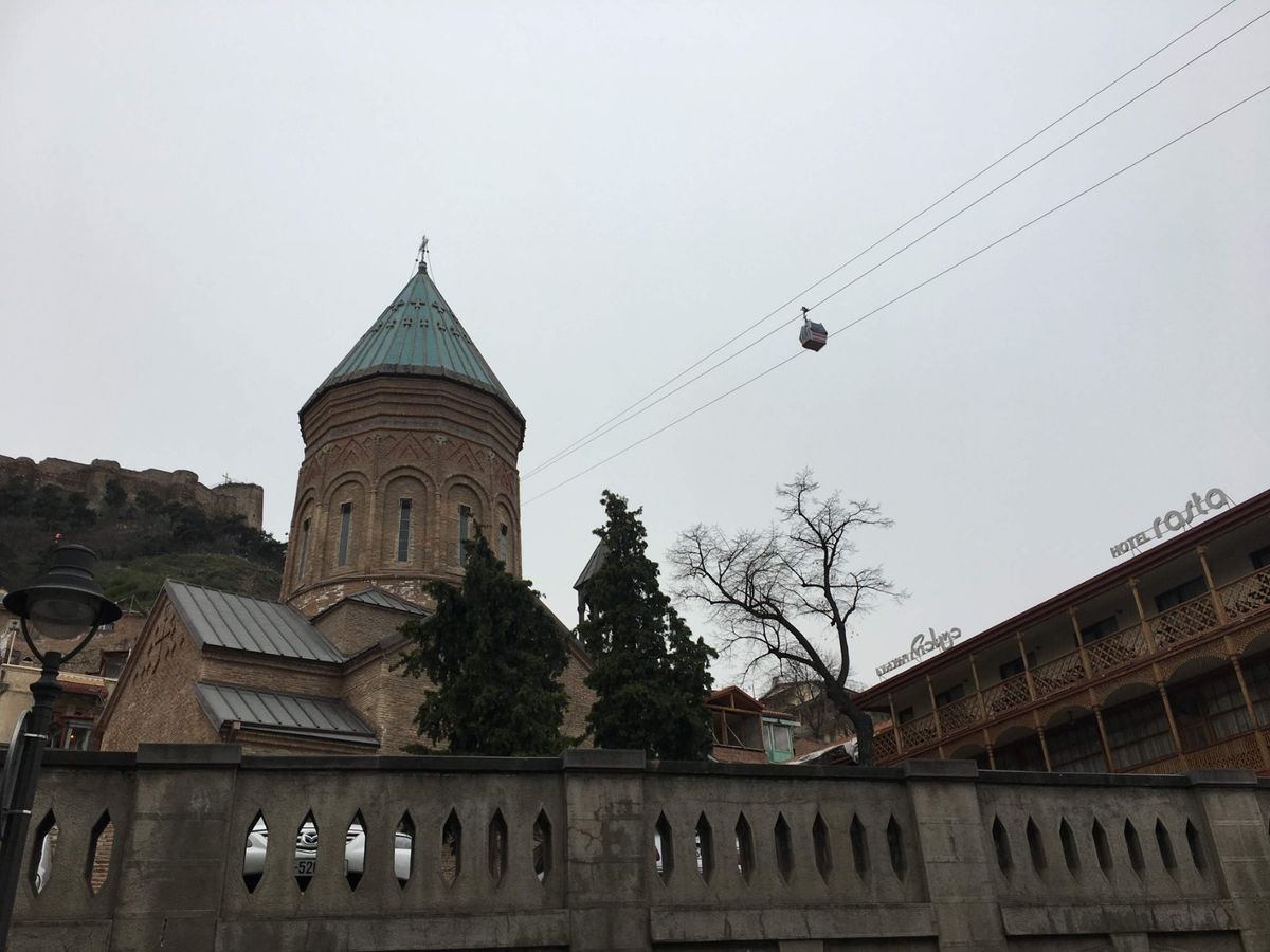 シオニ大聖堂。中には入れなかったが、他にもたくさんあるので、川の対岸を目指...