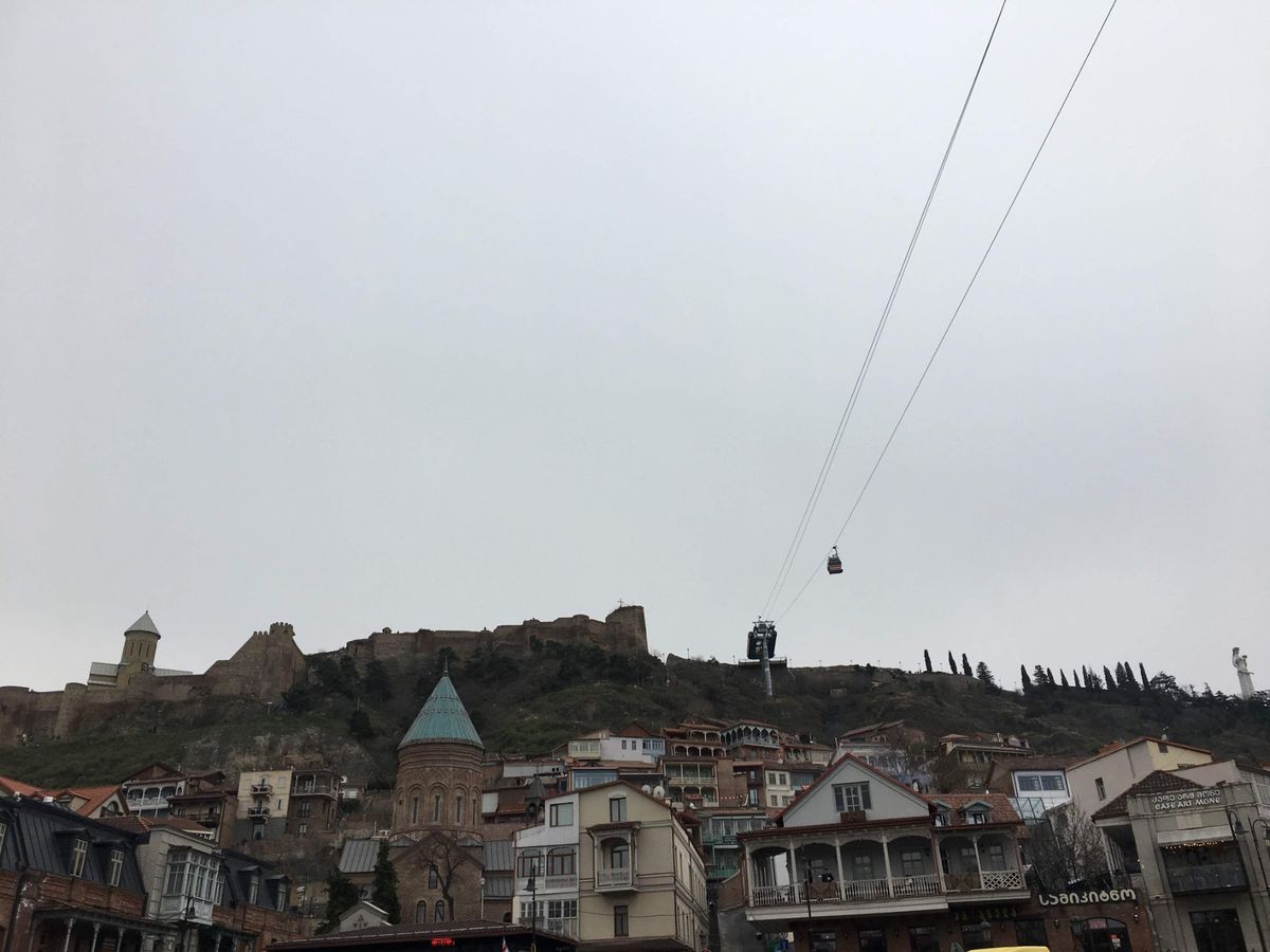 シオニ大聖堂。中には入れなかったが、他にもたくさんあるので、川の対岸を目指...