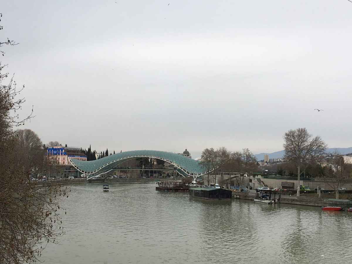 シオニ大聖堂。中には入れなかったが、他にもたくさんあるので、川の対岸を目指...