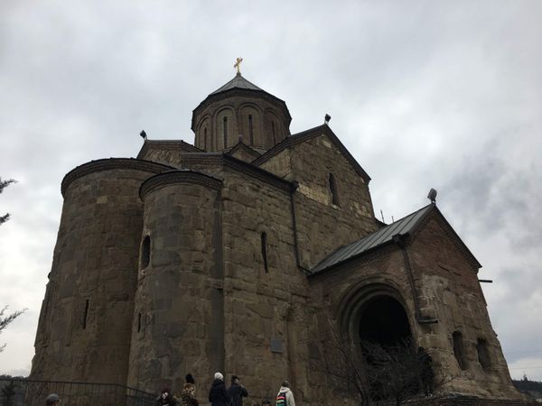 ジョージア・Tbilisi「ワインとヒンカリ」の写真：丘の上のMetekhi教会。外観は改装中。