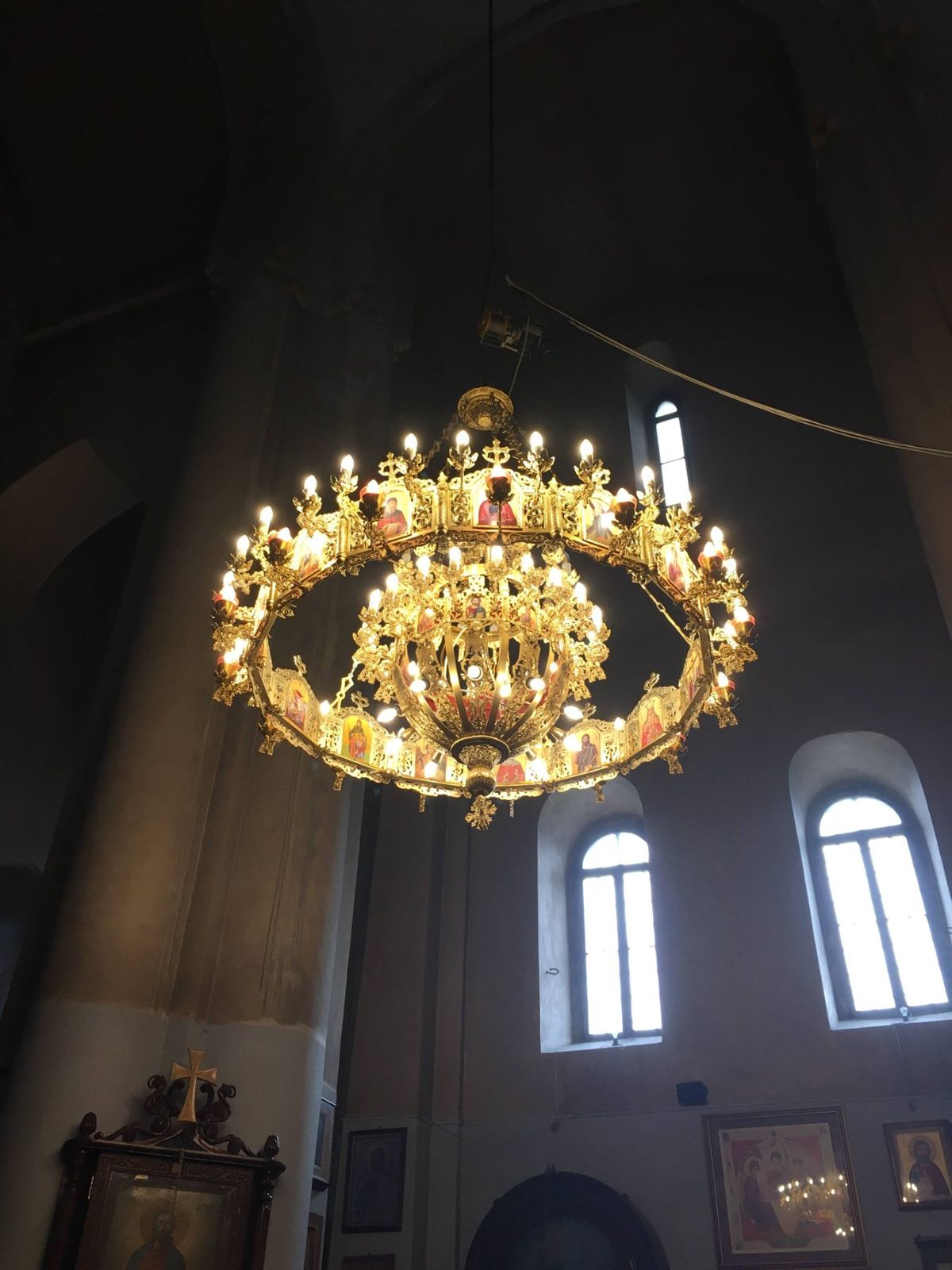 丘の上のMetekhi教会。外観は改装中。