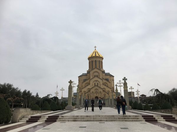ジョージア・Tbilisi「ワインとヒンカリ」の写真：三位一体教会（ツミンダ・サメバ大聖堂）。...