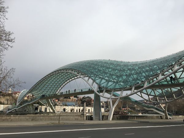 ジョージア・Tbilisi「ワインとヒンカリ」の写真：「平和の橋」を渡る。古い町並みのトビリシ...
