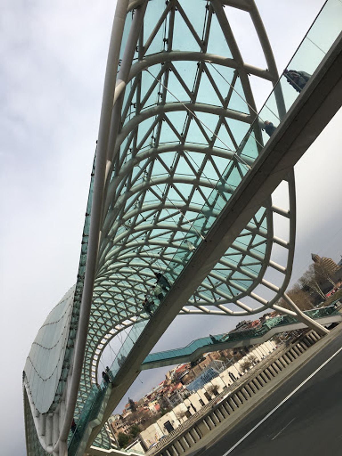 「平和の橋」を渡る。古い町並みのトビリシからしたら相当斬新。