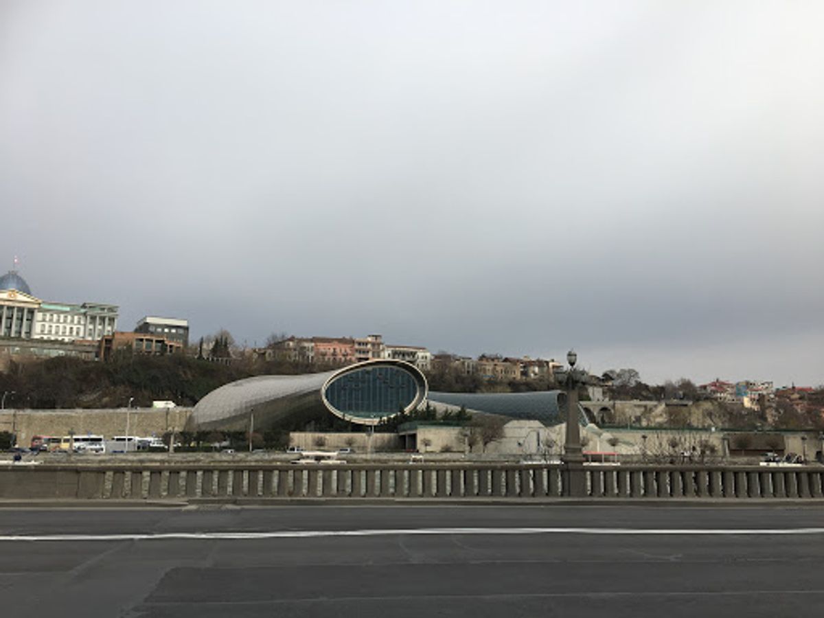 「平和の橋」を渡る。古い町並みのトビリシからしたら相当斬新。