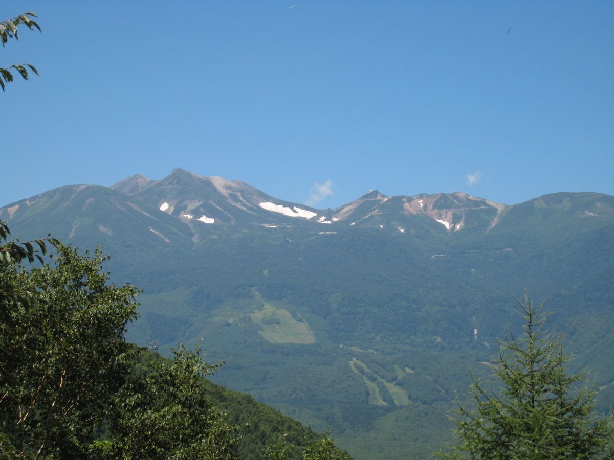 畳平まで車で登り標高3026mの乗鞍岳へ。１時間くらいの山登りではあるが、...