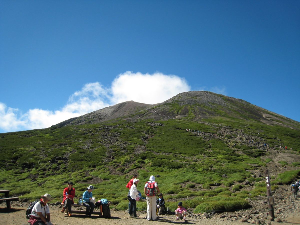 畳平まで車で登り標高3026mの乗鞍岳へ。１時間くらいの山登りではあるが、...
