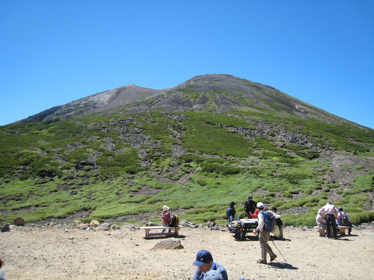 畳平まで車で登り標高3026mの乗鞍岳へ。１時間くらいの山登りではあるが、...