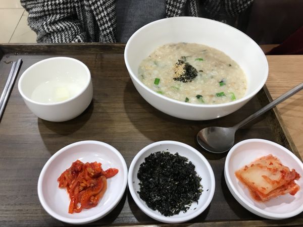 大韓民国 (韓国)・ソウル「韓国🇰🇷」の写真：韓国ではたくさん食べる