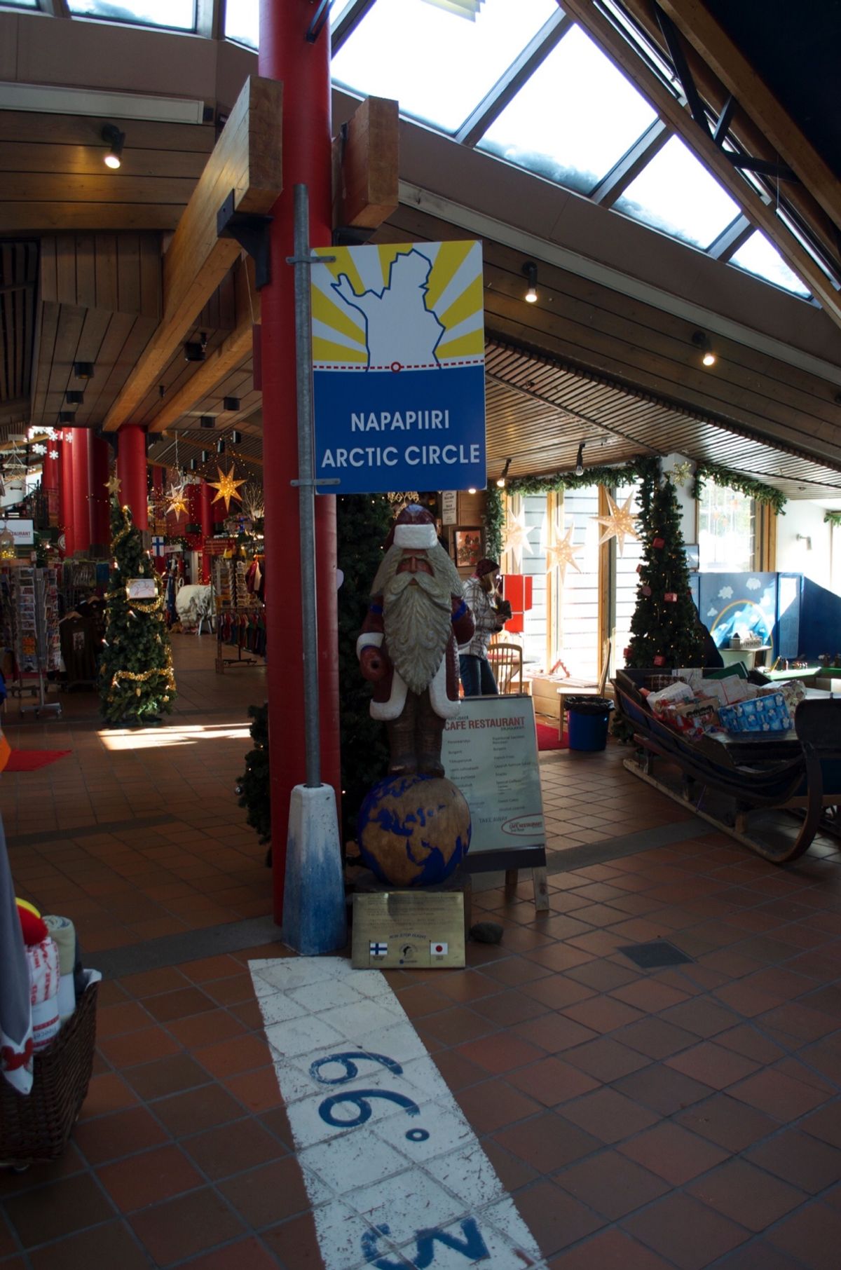 ロヴァニエミのサンタクロース村。ここではサンタさんに会えます。何故か関西弁...