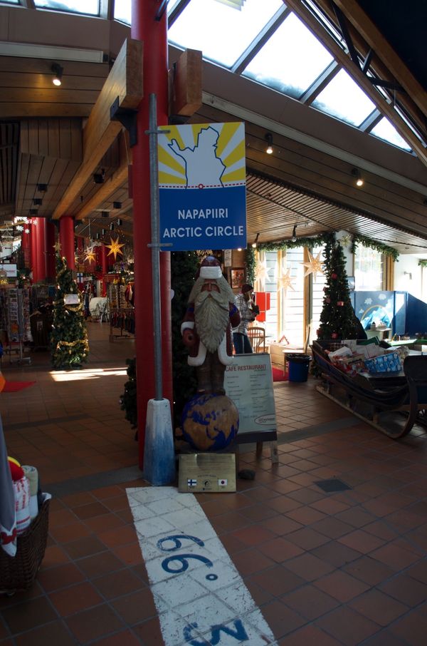 フィンランド・ロヴァニエミ「フィンランドオーロラハンター」の写真：ロヴァニエミのサンタクロース村。ここでは...