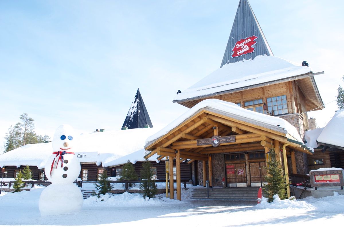 ロヴァニエミのサンタクロース村。ここではサンタさんに会えます。何故か関西弁...