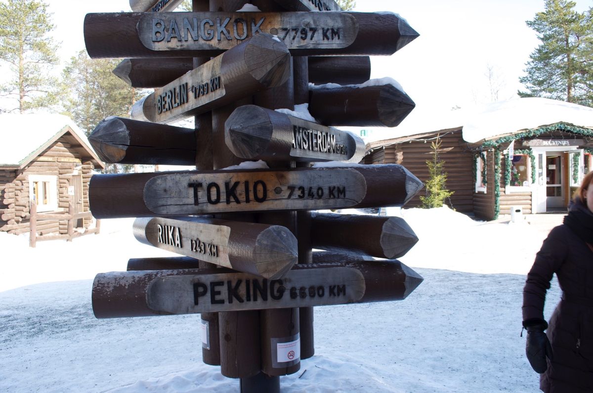 ロヴァニエミのサンタクロース村。ここではサンタさんに会えます。何故か関西弁...