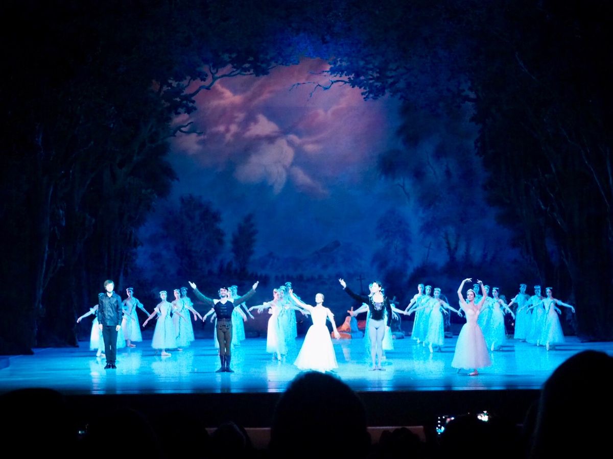 マリインスキー劇場で本場のバレエを鑑賞。ダンサーの美しい動きやオーケストラ...