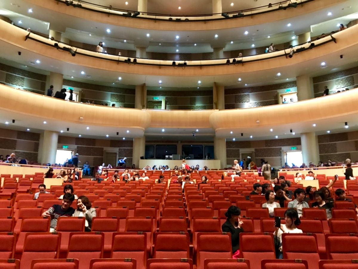 マリインスキー劇場で本場のバレエを鑑賞。ダンサーの美しい動きやオーケストラ...