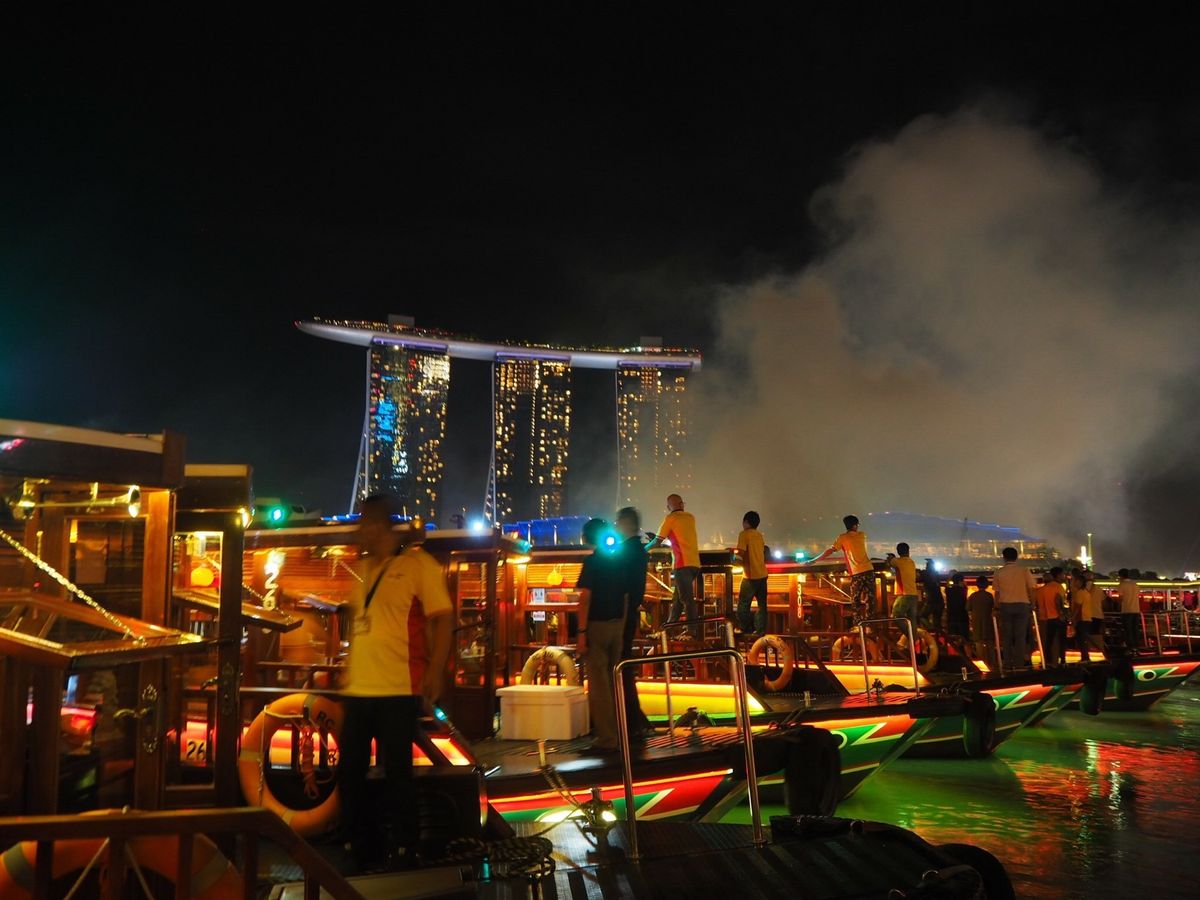 年越し花火。マリーナベイサンズの前で怒涛のスターマイン