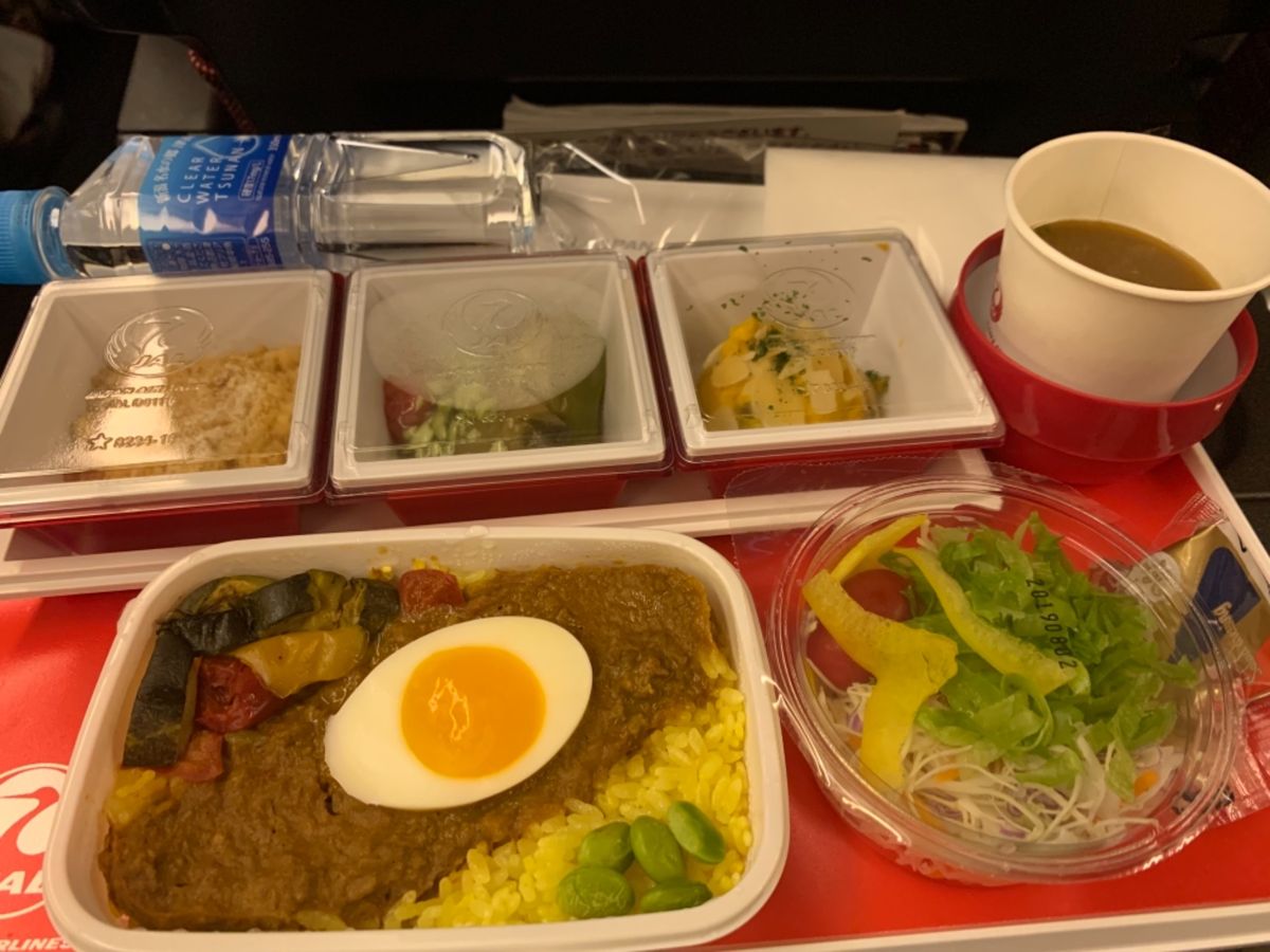 JALの羽田〜サンフランシスコ便でした。
枕あったので自分の枕使わず。あり...