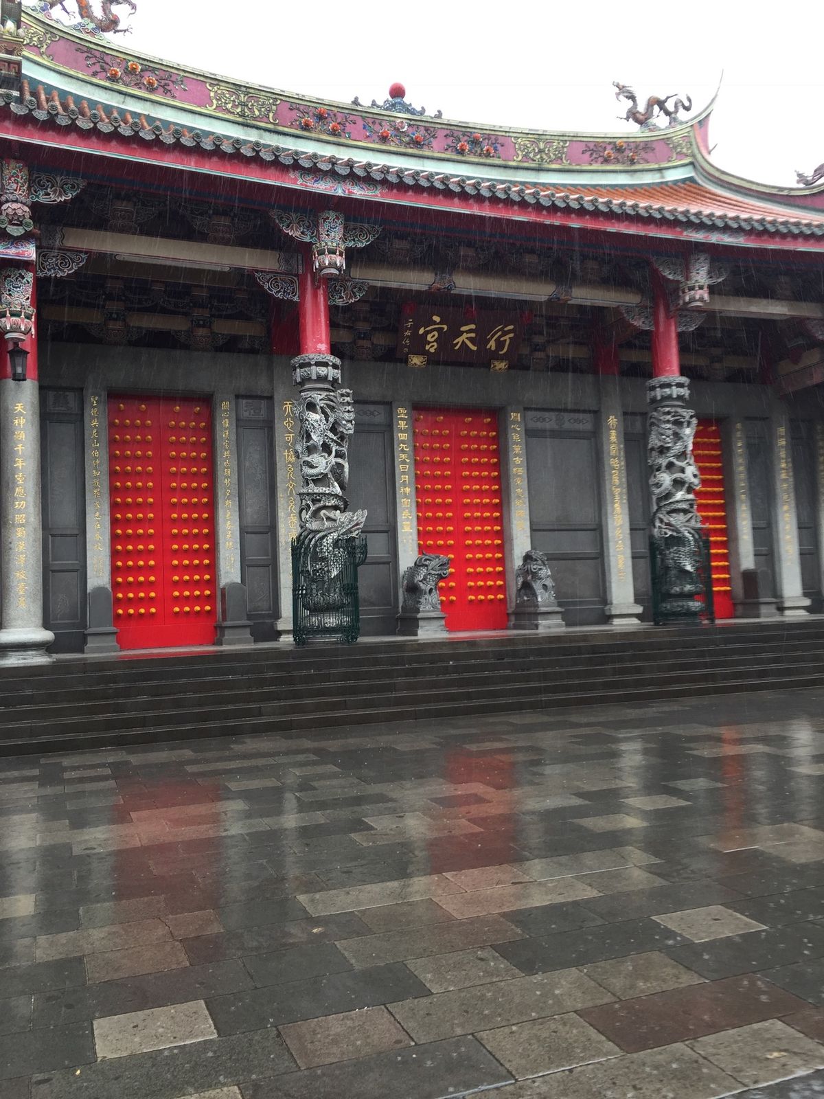 台風2つ同時遭遇でしたがチャイナエアラインは飛んでくれました。