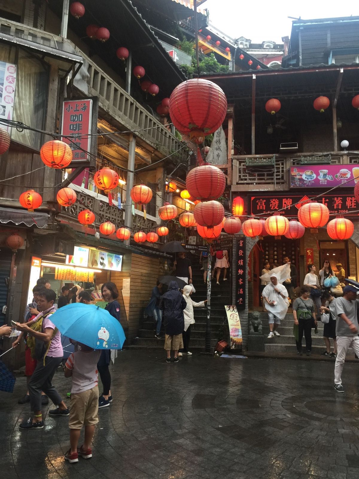 台風2つ同時遭遇でしたがチャイナエアラインは飛んでくれました。