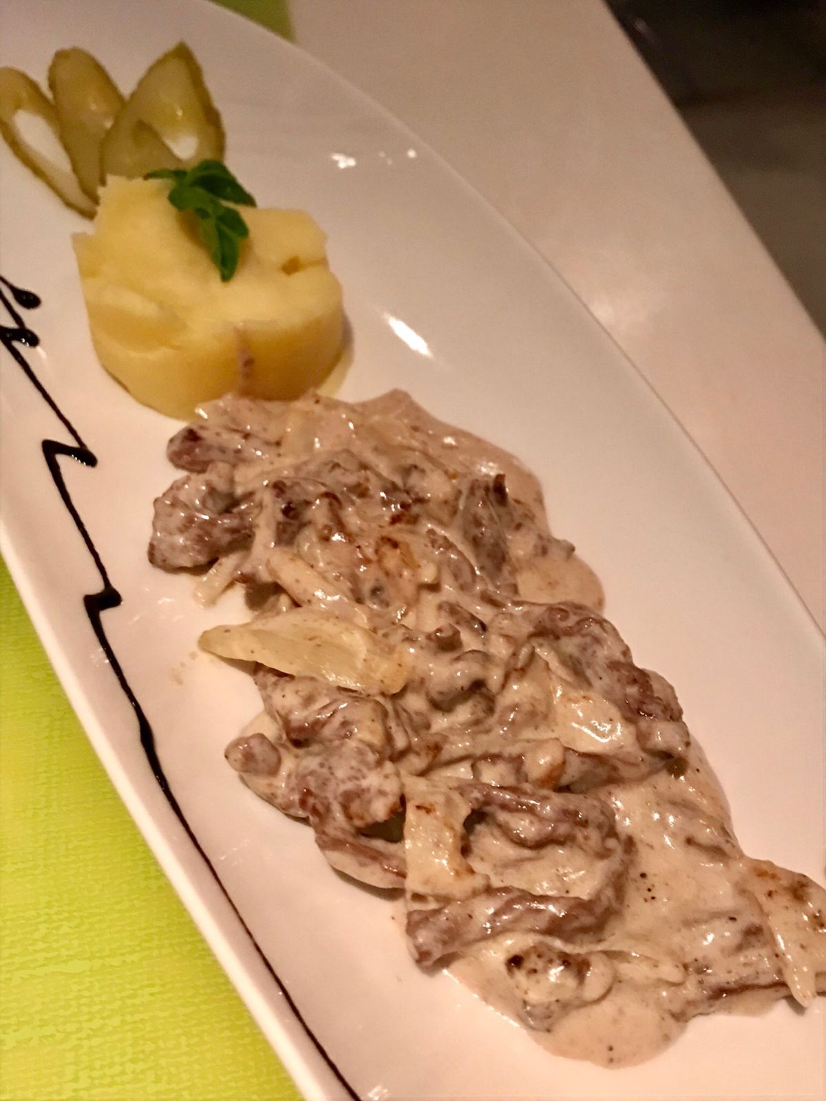 ボルシチ、ブリヌイ、ビーフストロガノフ、ペリメニ


ロシア料理はクセのあ...