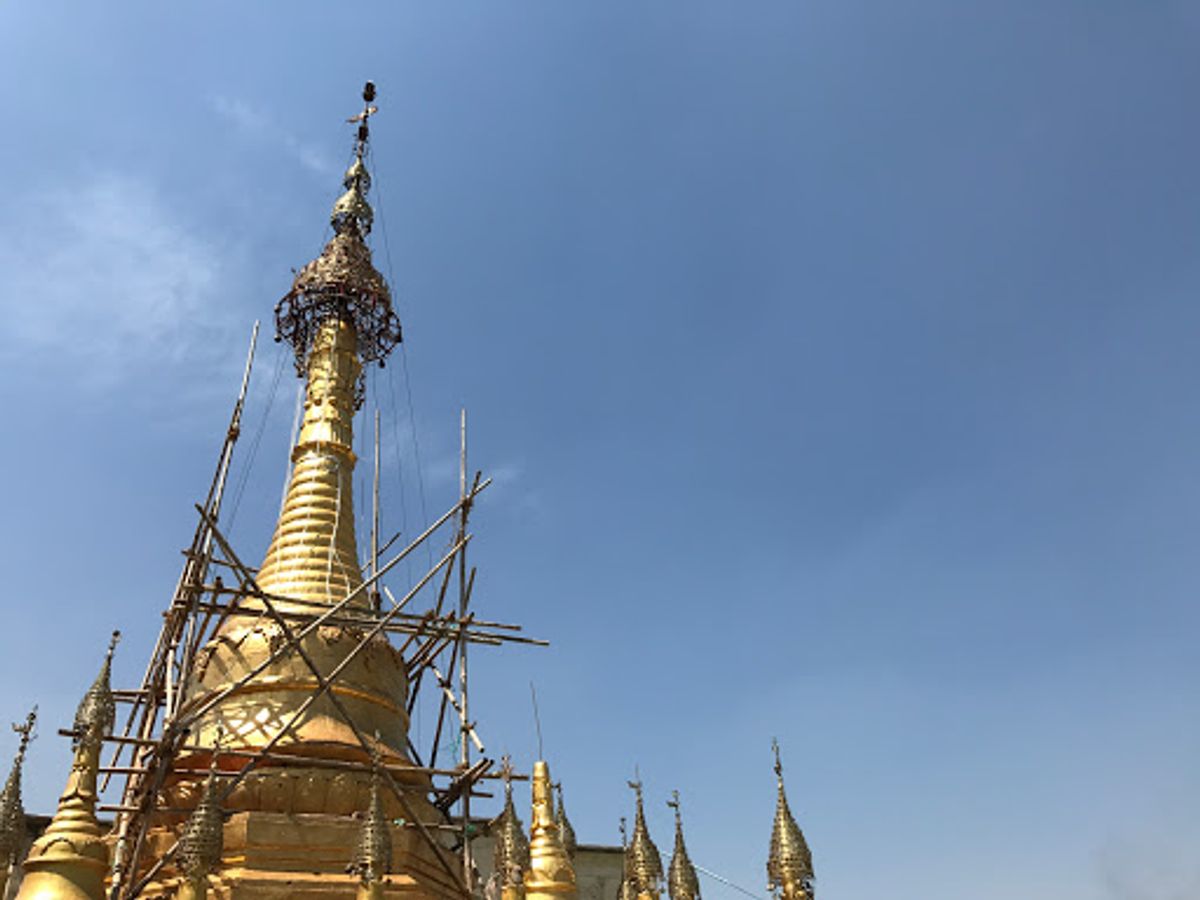 なんとか777段を登りきり、ポッパ山の頂上に着いた。

頂上には小さなパゴ...