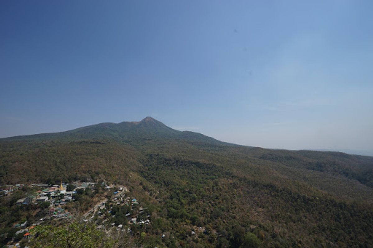 なんとか777段を登りきり、ポッパ山の頂上に着いた。

頂上には小さなパゴ...