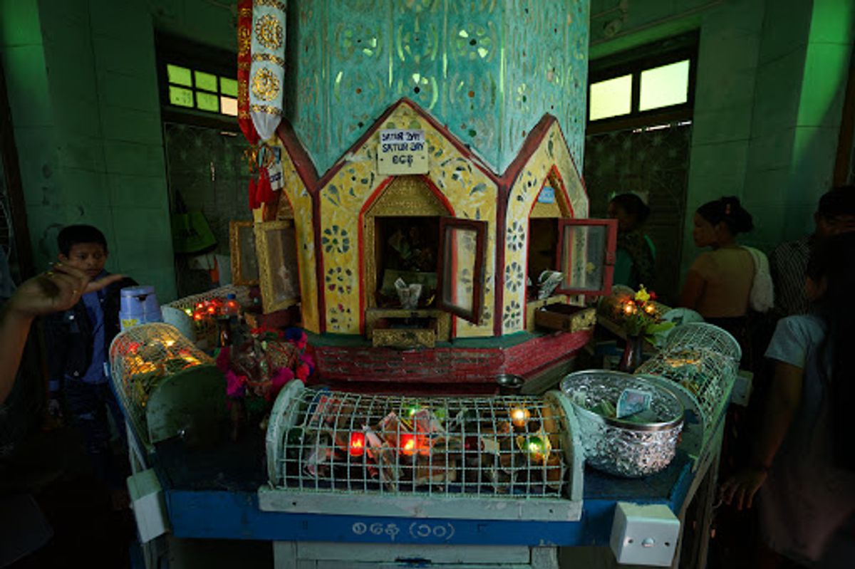 なんとか777段を登りきり、ポッパ山の頂上に着いた。

頂上には小さなパゴ...