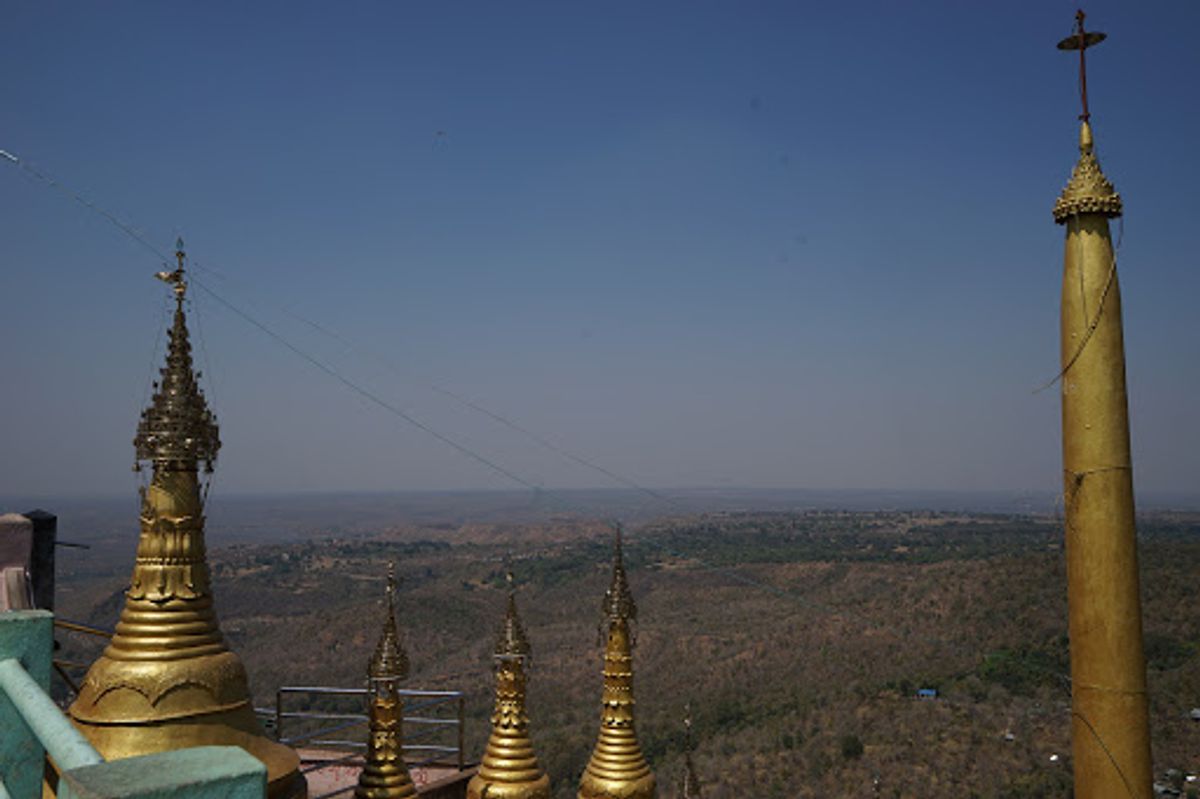 なんとか777段を登りきり、ポッパ山の頂上に着いた。

頂上には小さなパゴ...